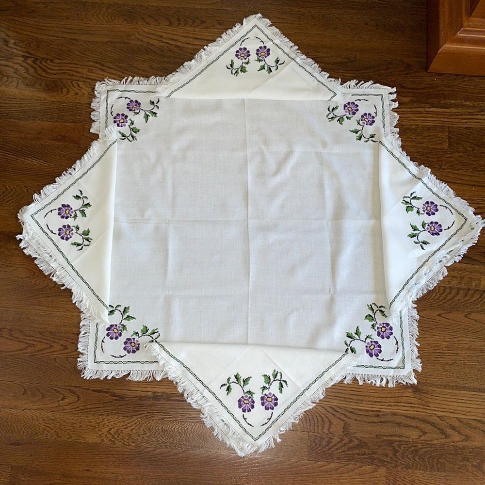 Vintage white small tablecloth & 4 napkins with cross stitch‎ purple flowers